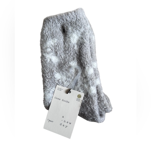 Gray and White Snowflake Fuzzy Socks NWT - Picture 1 of 2